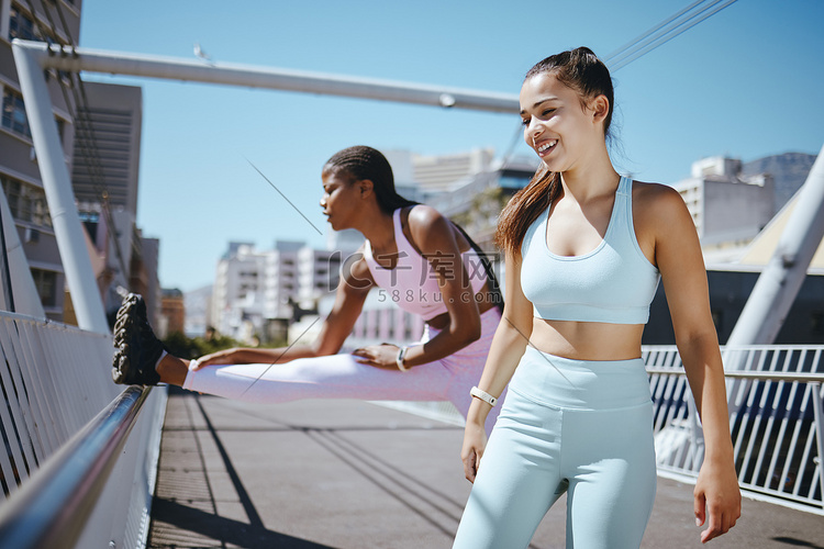 健身、伸展运动和朋友女性在城市