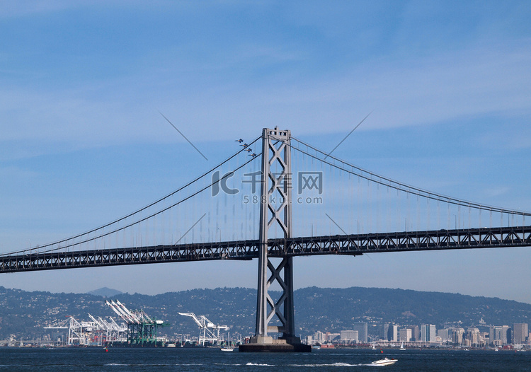 四架蓝天使在旧金山湾大桥后面飞