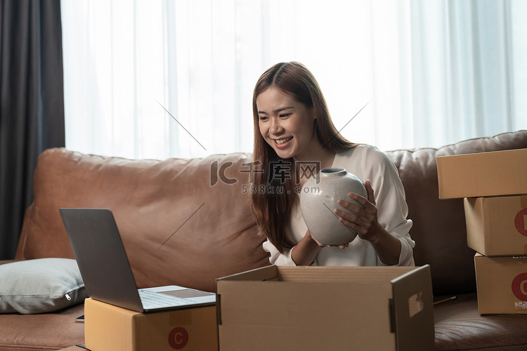 一位女企业家通过直播笔记本电脑
