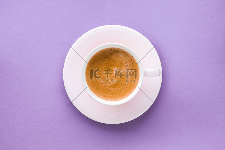 紫色背景的咖啡杯，顶视图平铺
