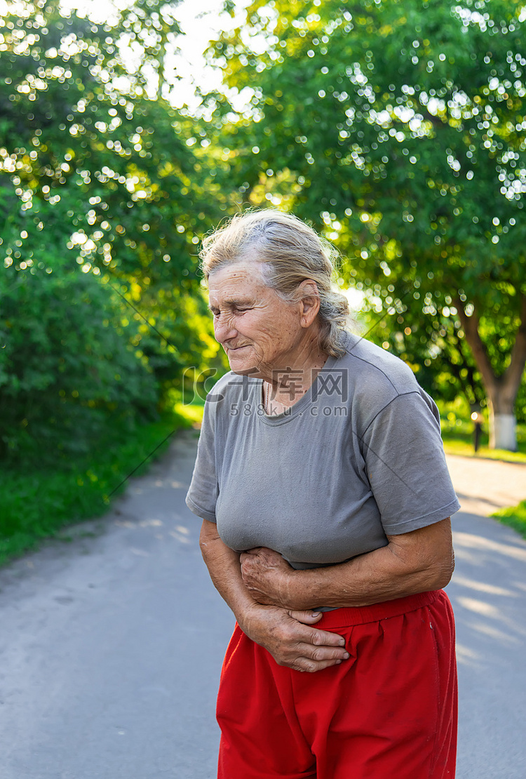 奶奶在路上肚子疼。