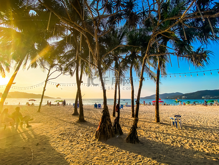 泰国普吉府芭东海滩的日落景观