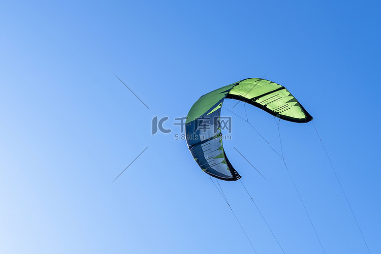 风筝冲浪的翅膀映衬在蓝天上。
