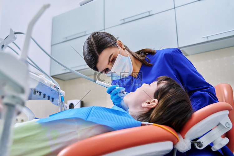牙医医生为一名年轻少女患者治疗