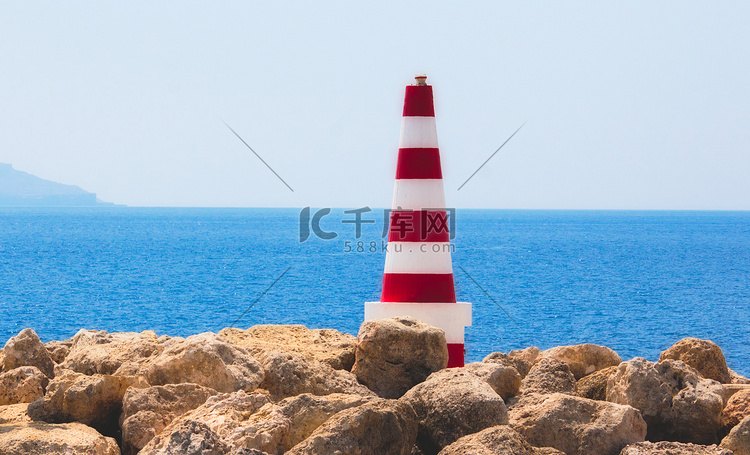 红白条纹海上安全灯塔固定在港口