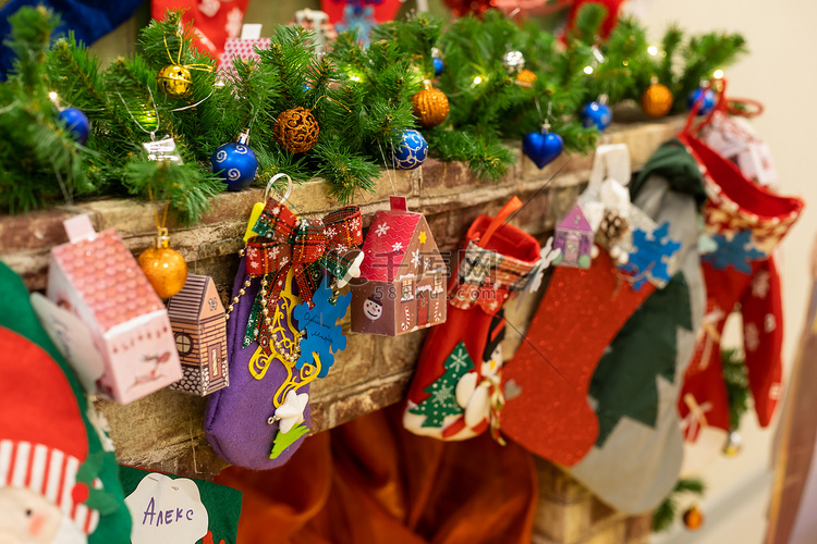 圣诞装饰长袜和玩具悬挂在质朴的