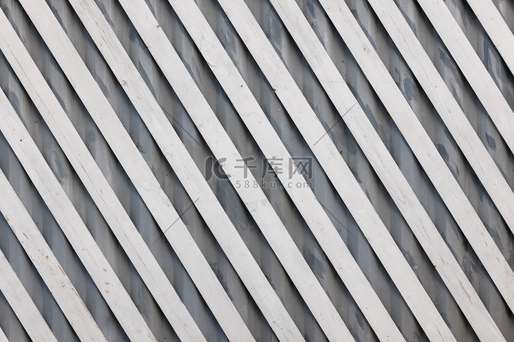 灰色波纹金属板上的白色对角木板