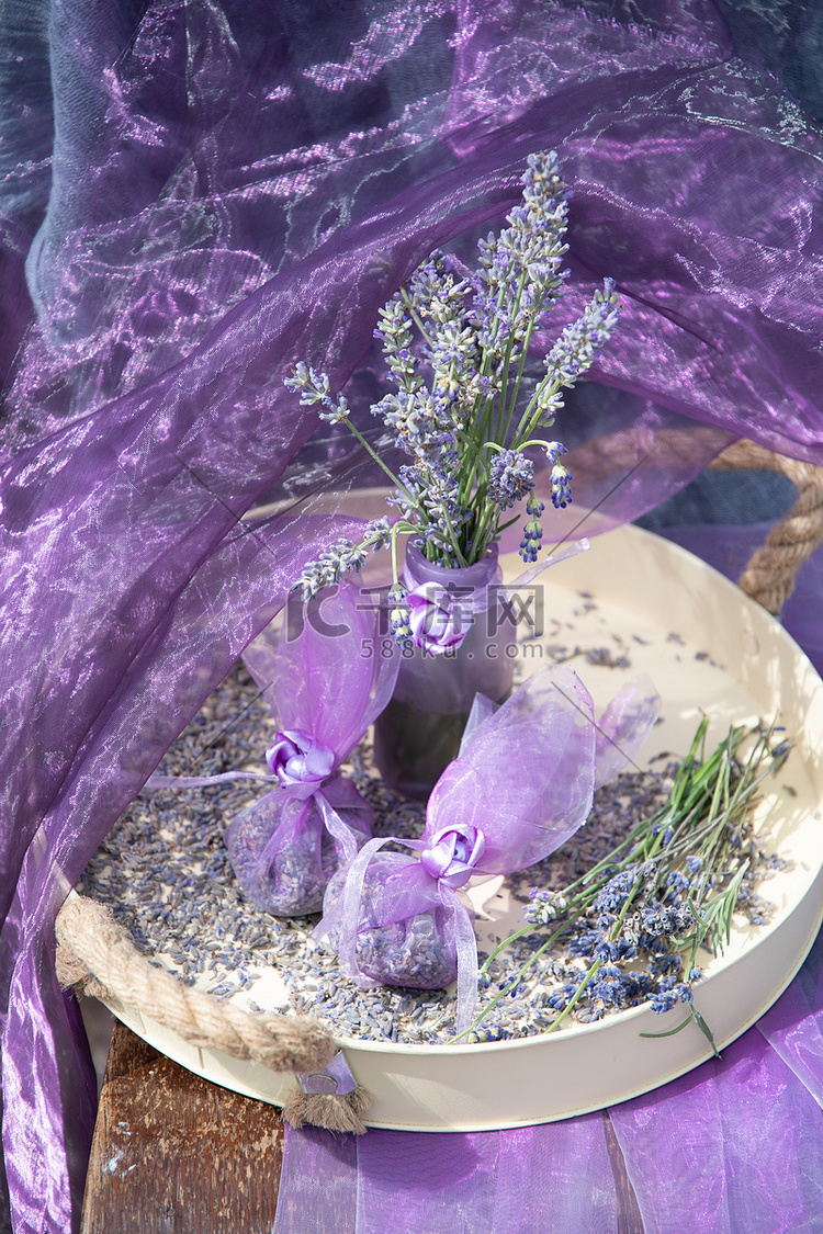 花瓶中的淡紫色薰衣草和薰衣草香