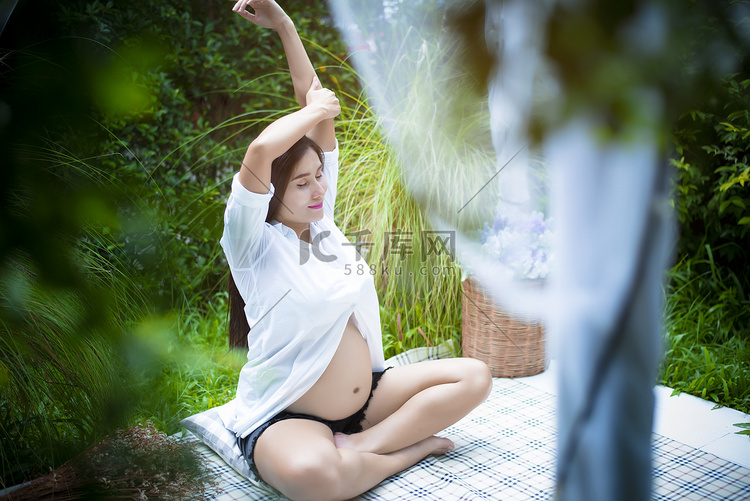 孕妇在户外做瑜伽