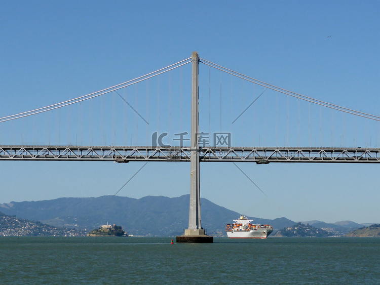 旧金山湾大桥、恶魔岛和货船