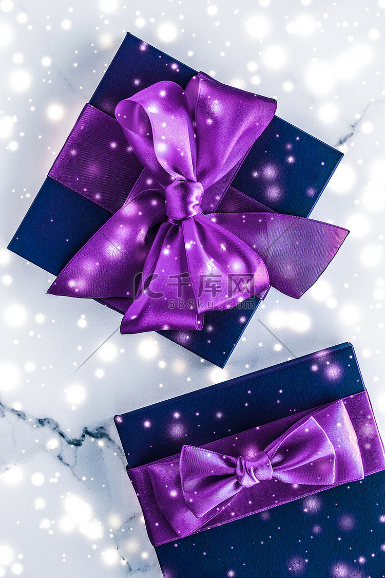 冬季节日礼盒，配有紫色丝绸蝴蝶