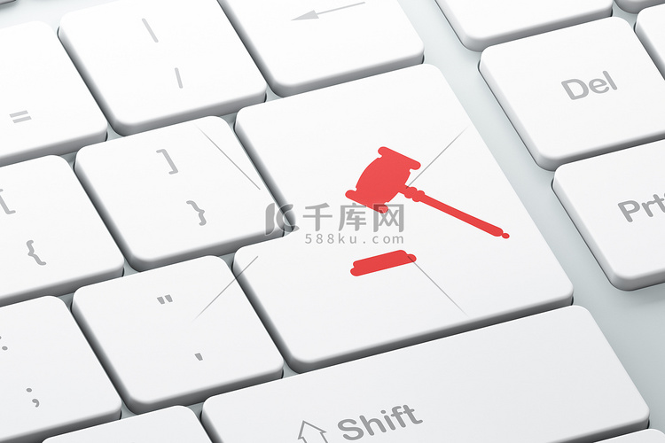 法律概念：电脑键盘背景上的木槌