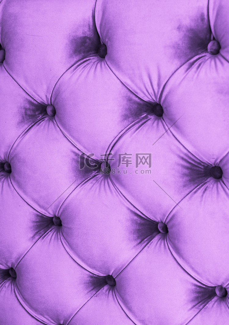 紫色豪华天鹅绒绗缝沙发内饰，配