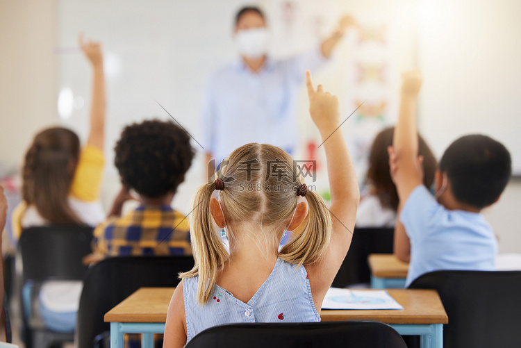 学校学生在课堂学习的同时举手志