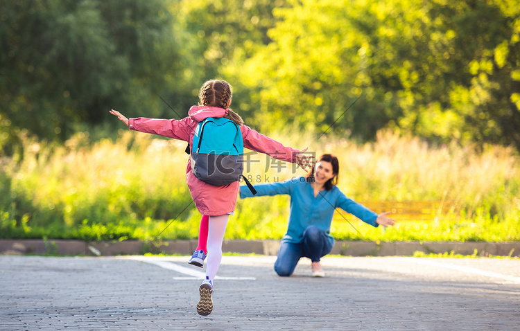 女学生跑向妈妈
