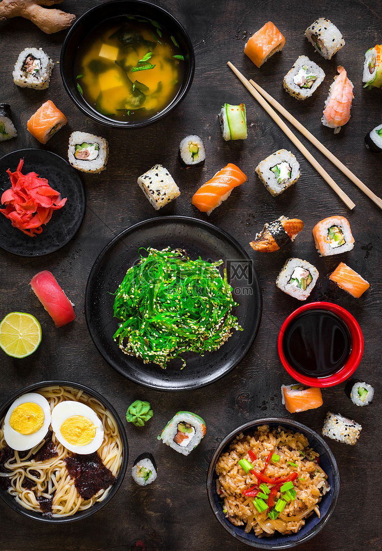 餐桌上供应寿司和传统日本料理
