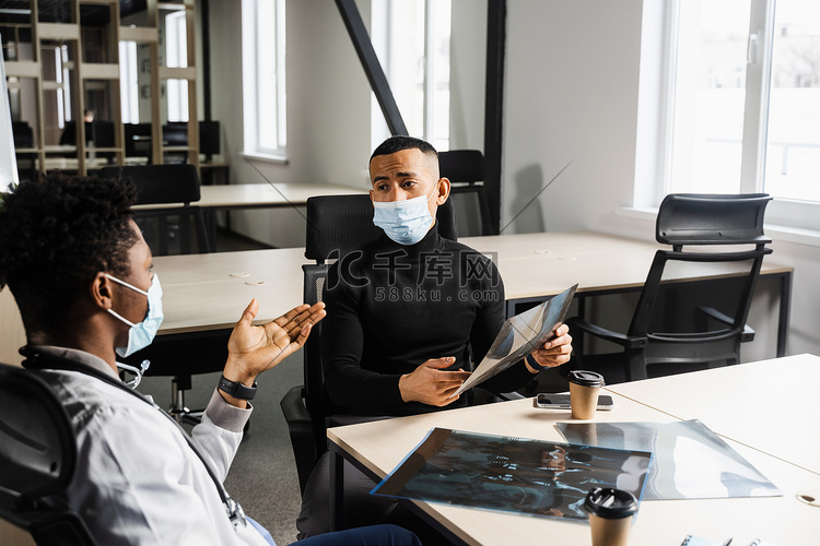 英俊的亚洲患者在黑人医生咨询时