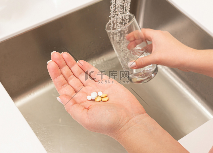 用水服用前将药片放在女性手中