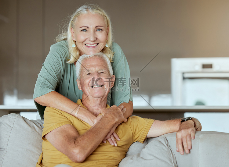 幸福的老年夫妇一起享受退休生活