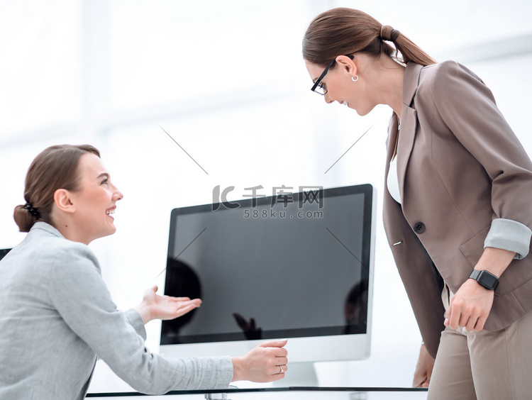 女商人使用坐在办公桌前的电脑。