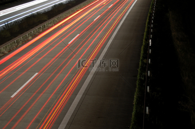 高速公路在晚上与交通