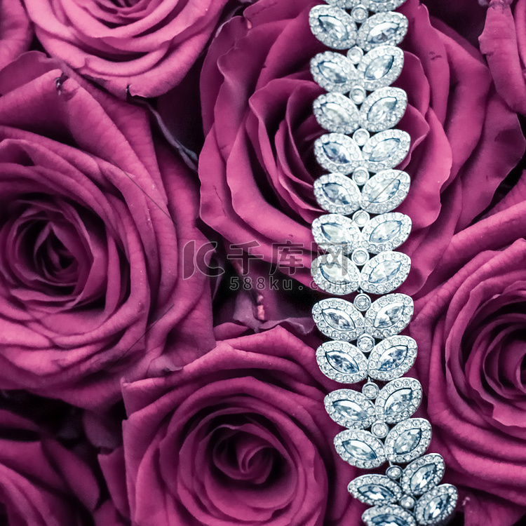 豪华钻石首饰手链和粉红玫瑰花、