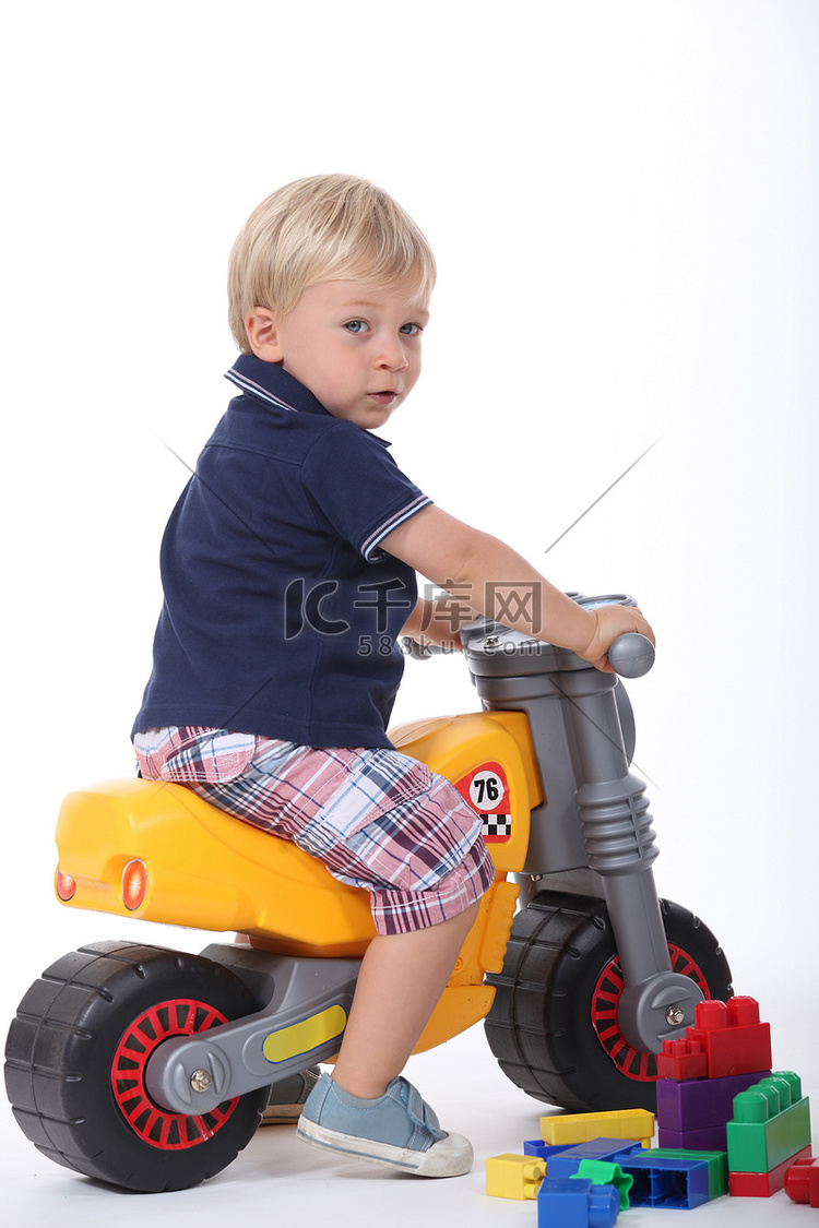 玩具摩托车上的男孩