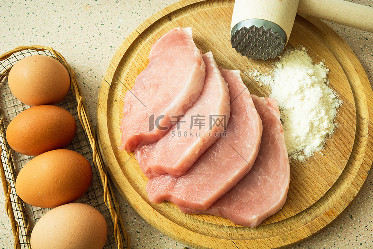 猪腰肉切片放在案板上，面粉和鸡