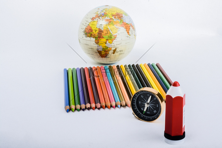 有指南针、笔和地球仪的彩色铅笔