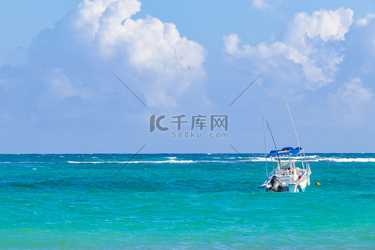 海浪船加勒比海岸和海滩全景视图