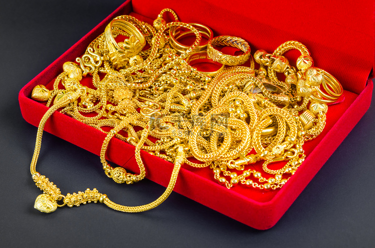 许多金项链在红色天鹅绒盒子里，