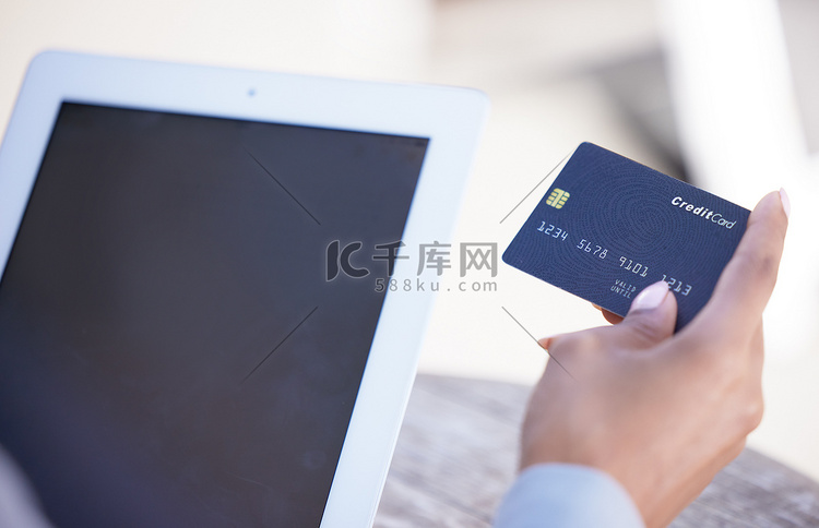 商务人士使用信用卡在平板电脑上