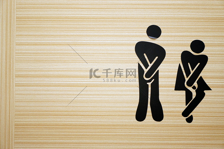 木质背景上男女的漫画厕所标志符