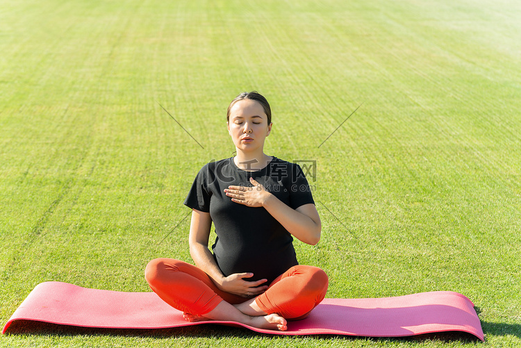 孕妇做瑜伽体式