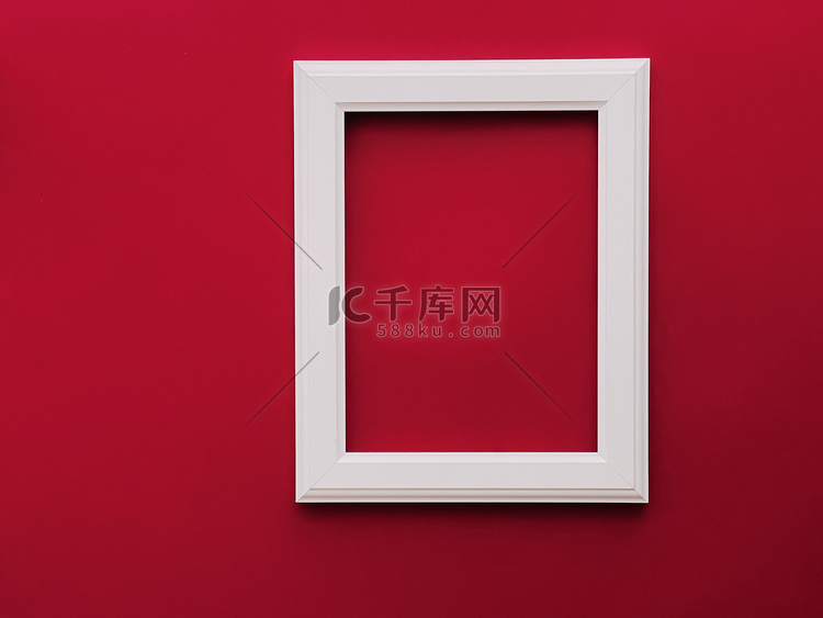红色背景上的白色垂直艺术框架作