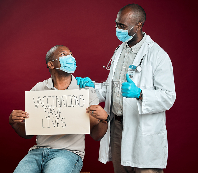 非洲裔美国医生在接种疫苗后向戴