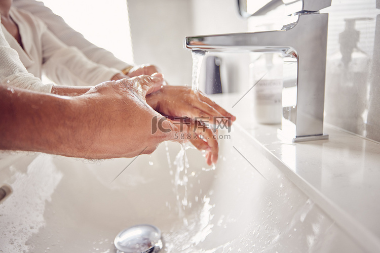 父亲、女孩或洗手有助于用水清洁