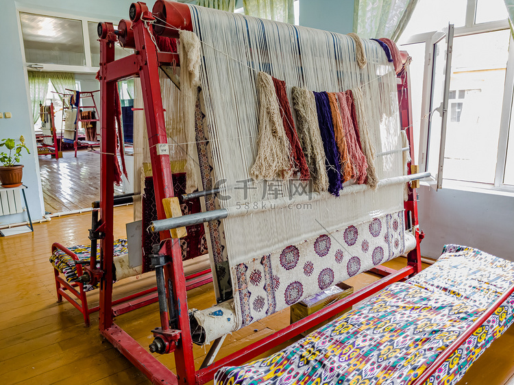 中亚手工生产真丝地毯的作坊。