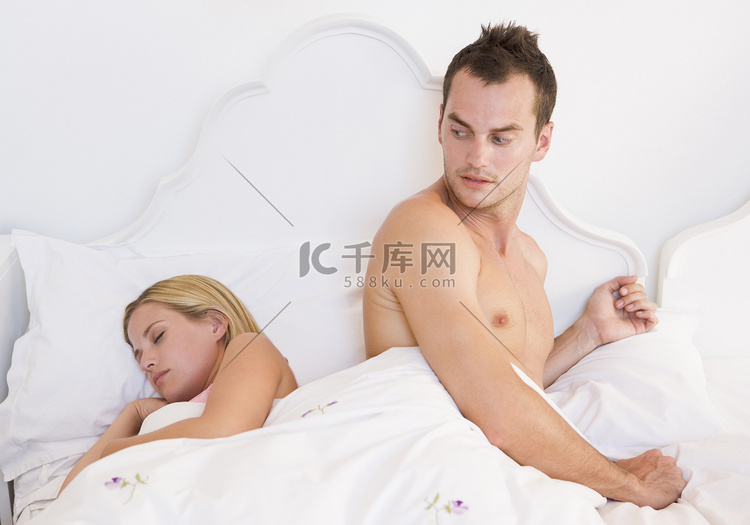 年轻夫妇在床上睡眠困难