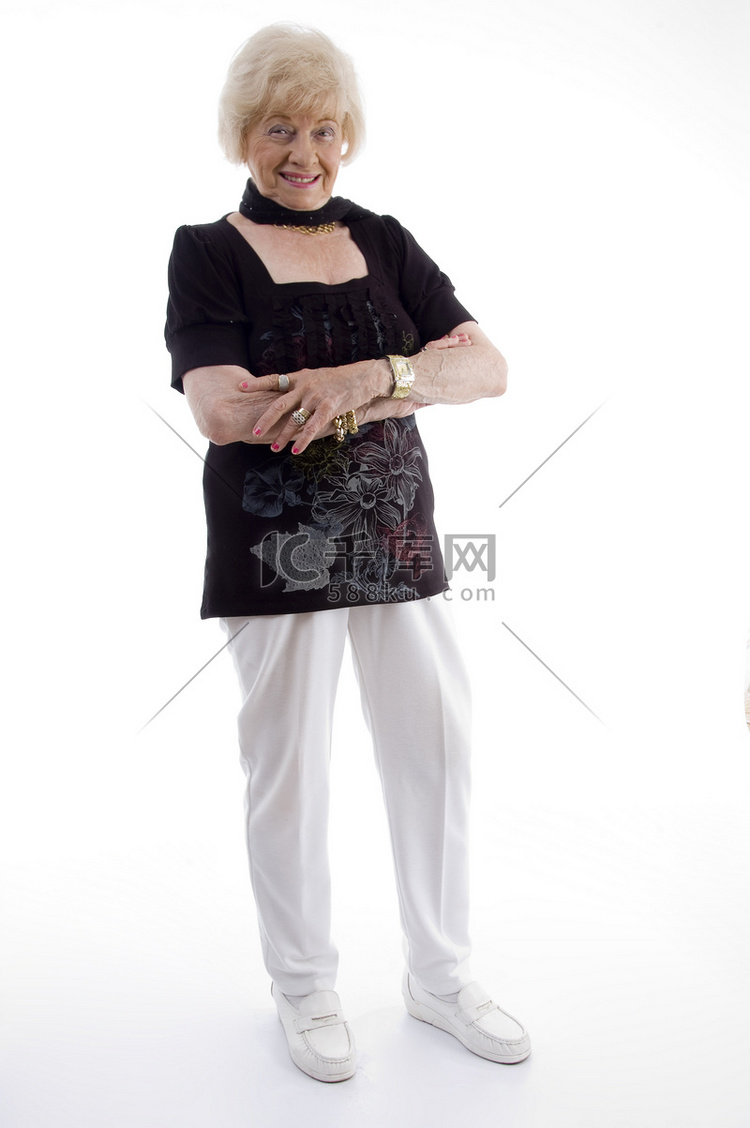 交叉双臂站立的老女性