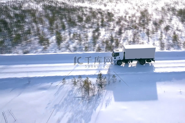 冬天，载着马车的卡车沿着道路行
