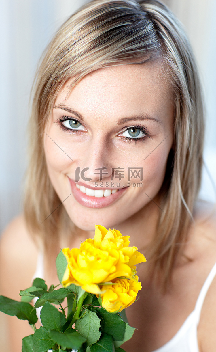 一个拿着黄玫瑰的聪明女人的肖像