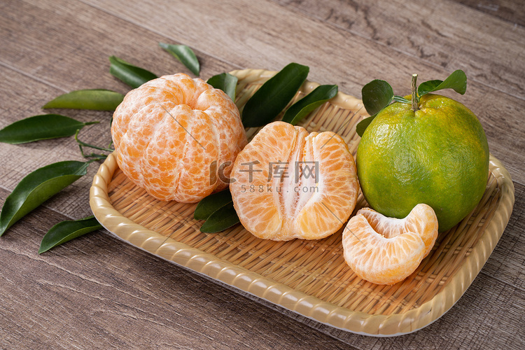 深色木桌背景上的新鲜绿橘柑橘。
