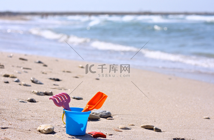 沙滩上的塑料桶