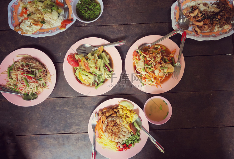 餐桌上的顶级泰国美食：吃东北食