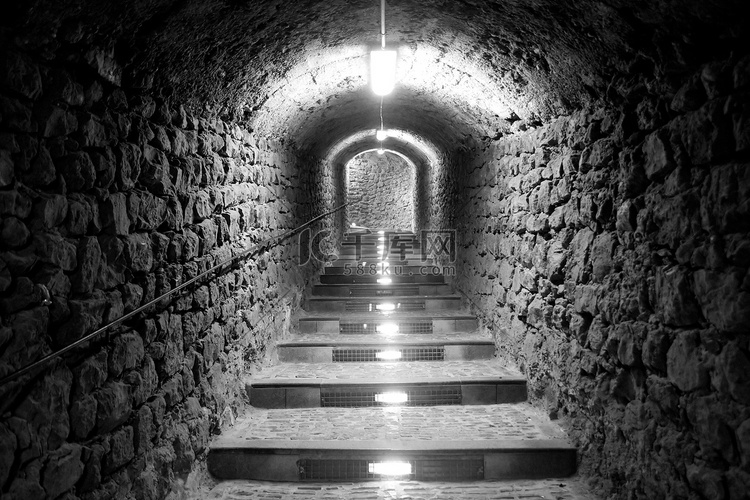伊维萨岛隧道通向城堡灯光效果