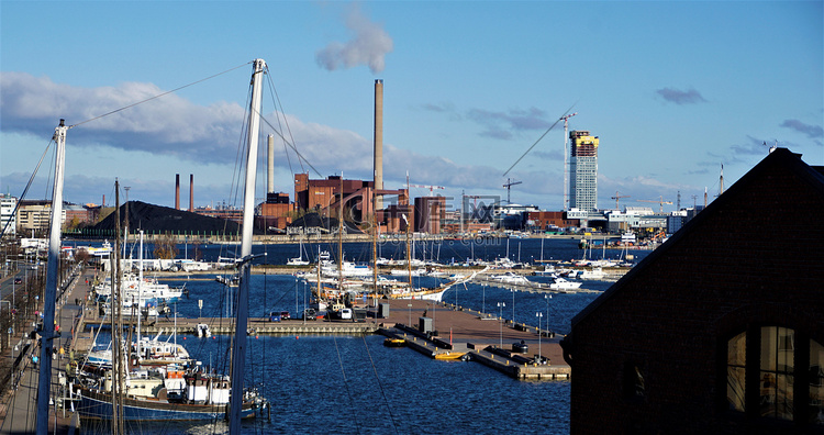 从燃煤电厂俯瞰赫尔辛基港口
