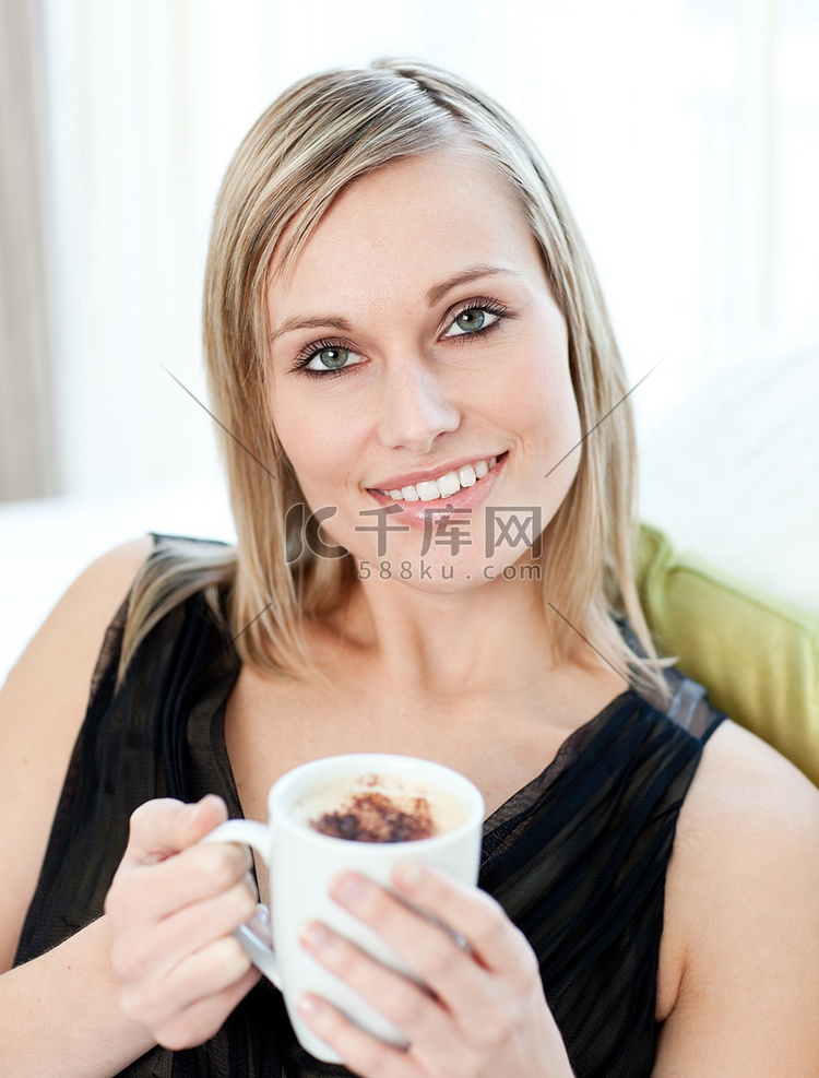 坐在沙发上喝咖啡的聪明女人