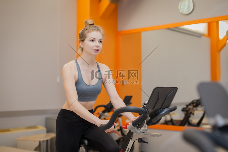 在室内健身房进行有氧运动自行车