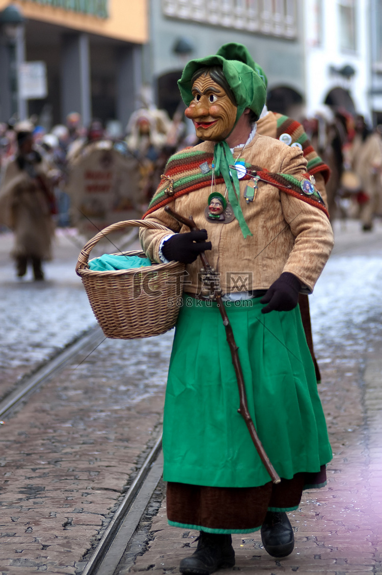 德国弗莱堡历史狂欢节上的面具游